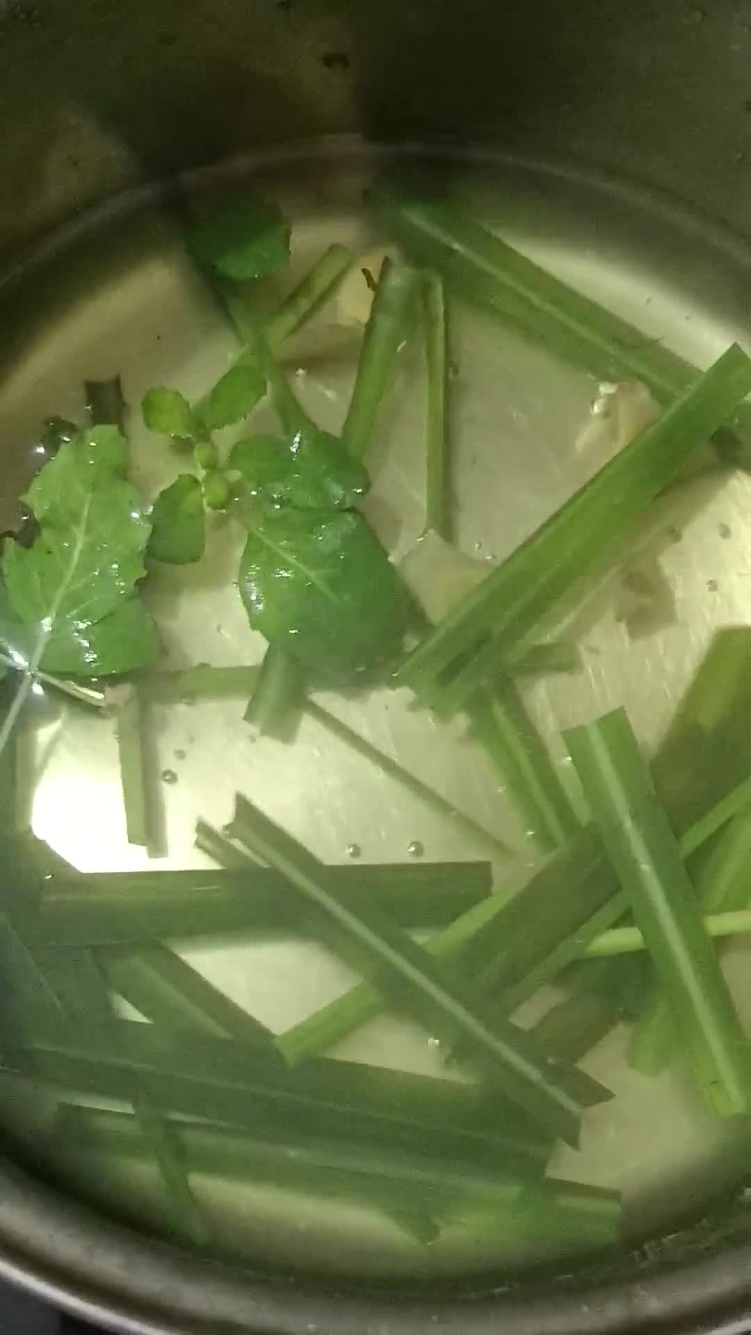 लेमनग्रास हर्बल टी (lemongrass herbal tea) रेसिपी चरण 3 फोटो