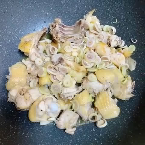 Hình bước làm 2 của món Gà Kho Sả