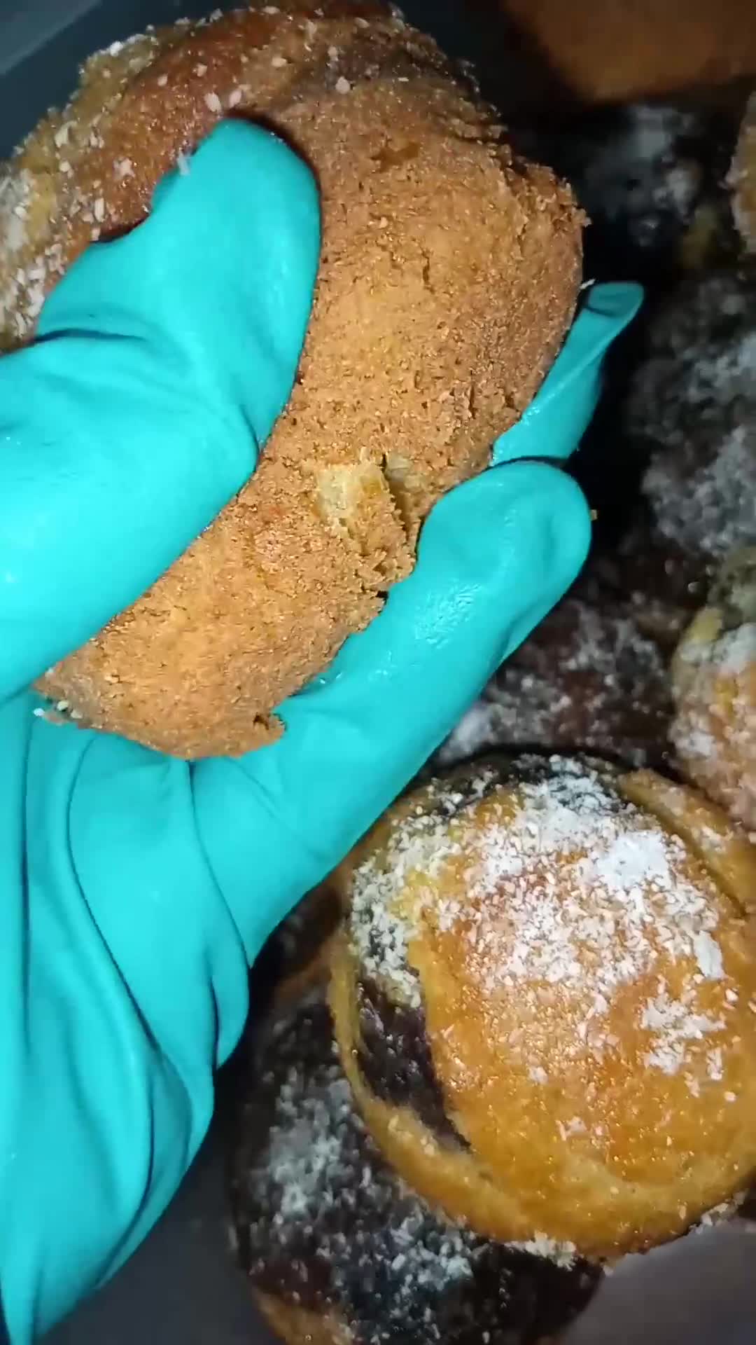 صورة لخطوة 1 من وصفة ميني كيك ولا أروع 😋🤗في صينية كاب كيك 💫❤️