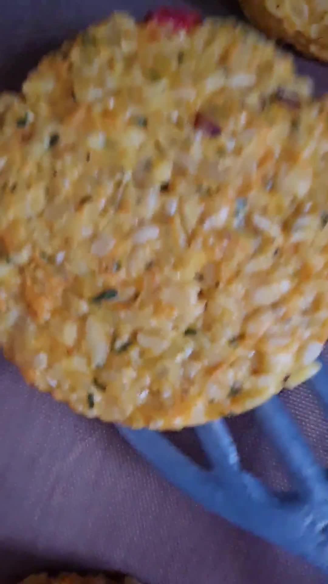 Foto del paso 4 de la receta: Hamburguesas de arroz yamaní, jengibre fresco y almendras 🍚🥚🧀 Veggie burger 🍔