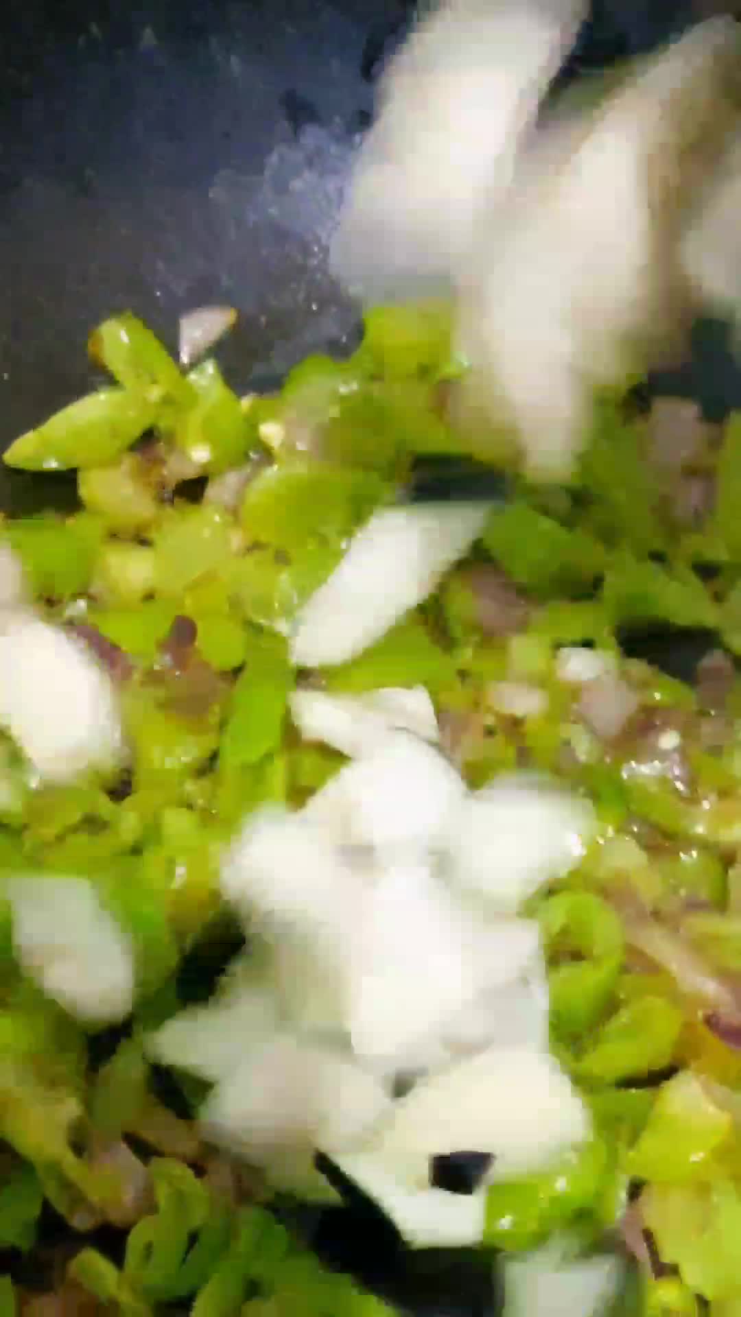 صورة لخطوة 2 من وصفة شكشوكة 🍳بالباذنجان 🍆