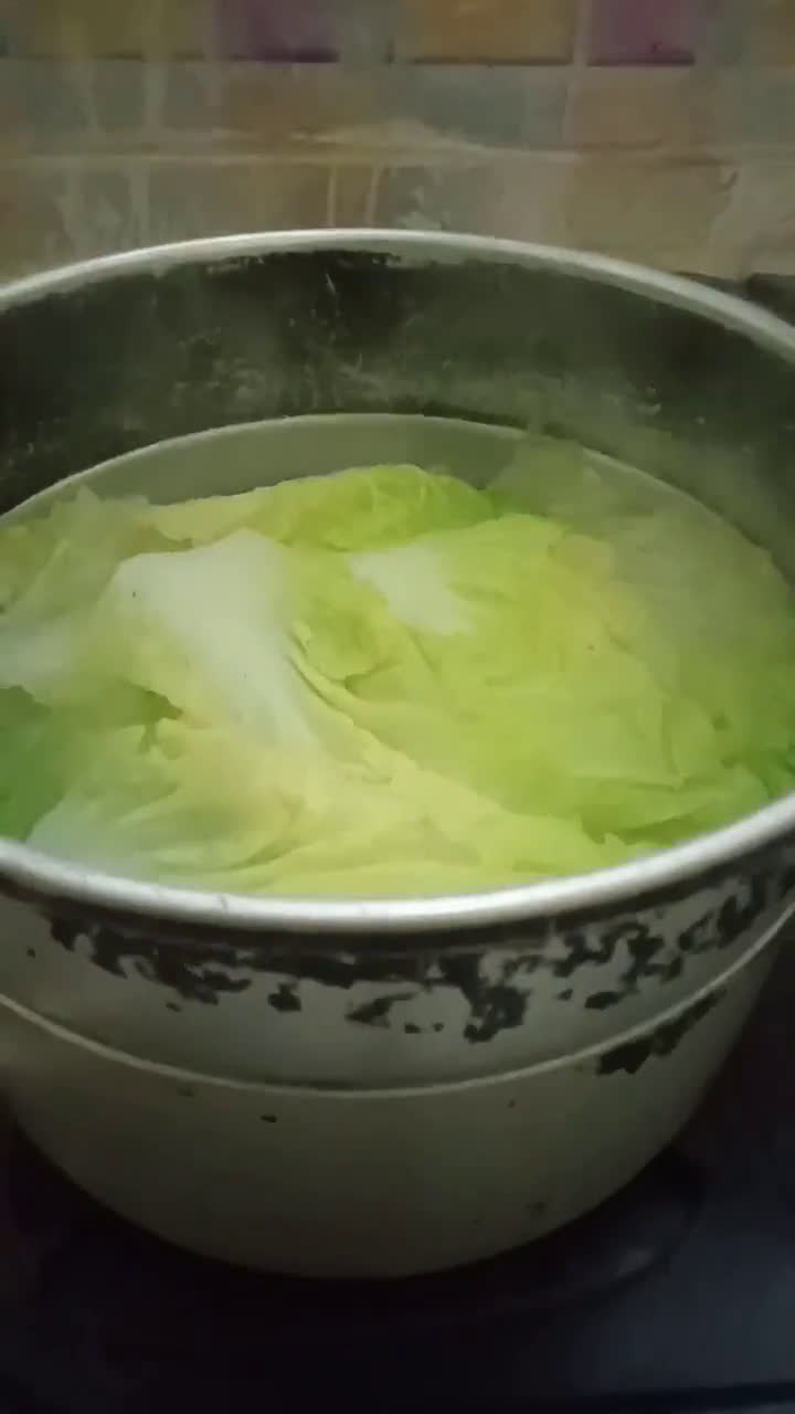 Foto langkah ke 3 dari resep Sawi Roll daging ayam dan sapi.