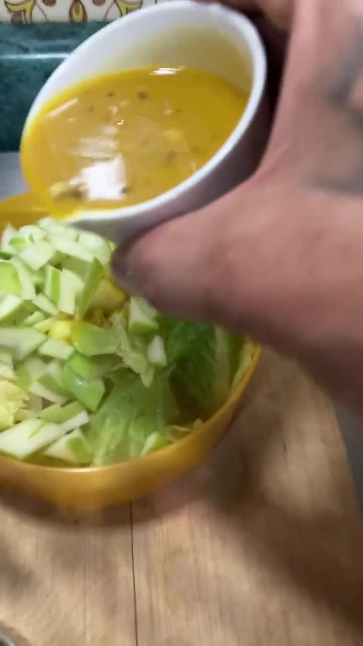 Foto del paso 4 de la receta: *Ensalada de Lechuga Romana con Manzana Verde y Vinagreta Agridulce*