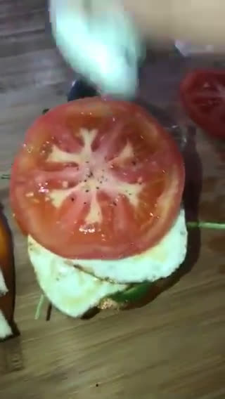 Foto del paso 4 de la receta: Sándwich de bell peppers con huevos estrellados