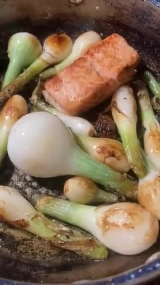 Foto del paso 3 de la receta: Salmón 🍣 Encebollado