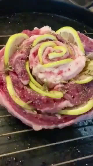 Foto del paso 3 de la receta: Enrollado de carne al horno con forma de rosa (vacío al limón)