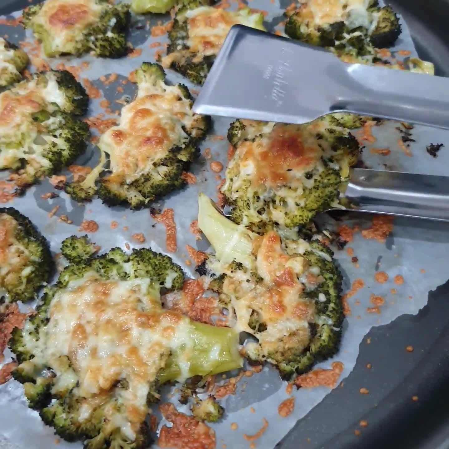 Foto del paso 4 de la receta: 🥦Snack de brócoli con parmesano y salsa de alubias para dipear 🥣