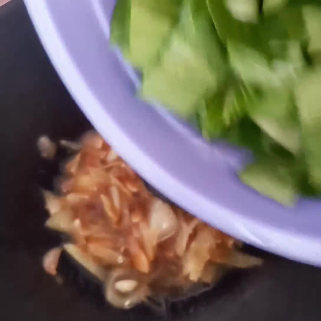 Foto langkah ke 2 dari resep Tumis Pokcoy Rebon.