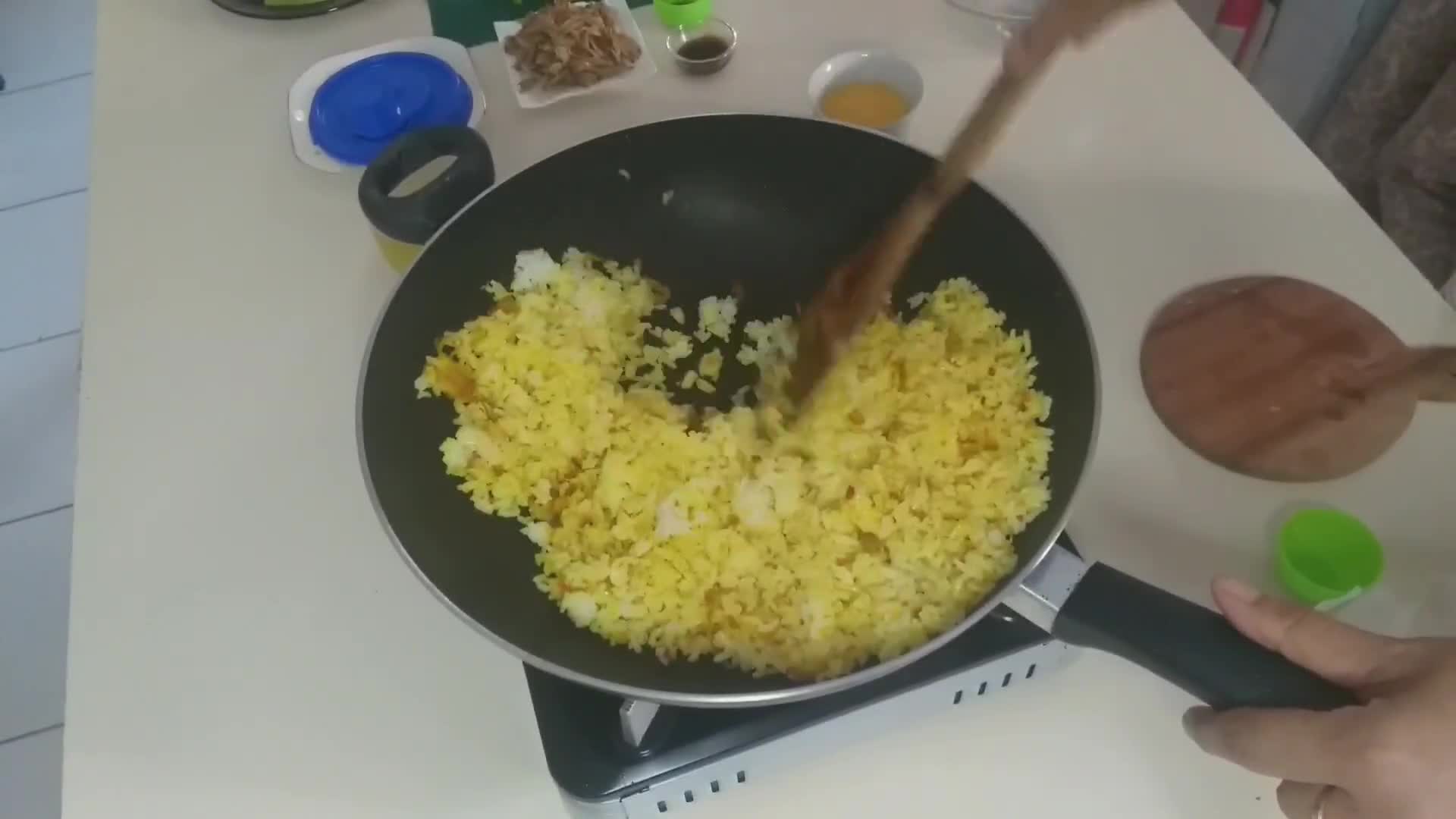 Foto langkah ke 3 dari resep 21. Nasi Goreng Kunyit.