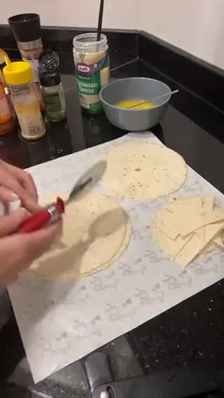 صورة لخطوة 1 من وصفة ناتشوز مع صلصة الجبن 🔥