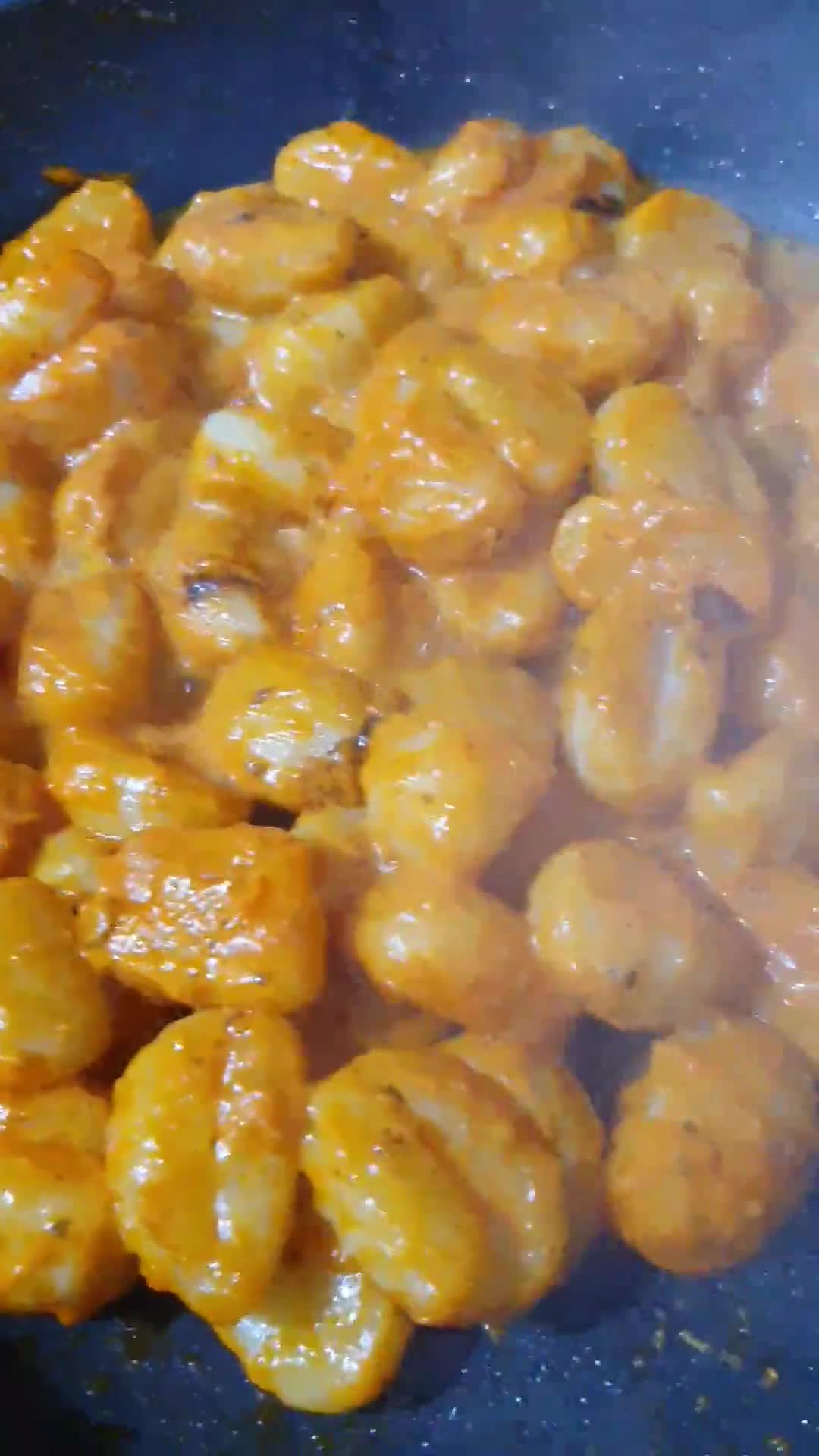 Foto del paso 4 de la receta: Ñoquis al pesto rojo con pechuga de pollo marinada en salsa de champiñones con espinacas