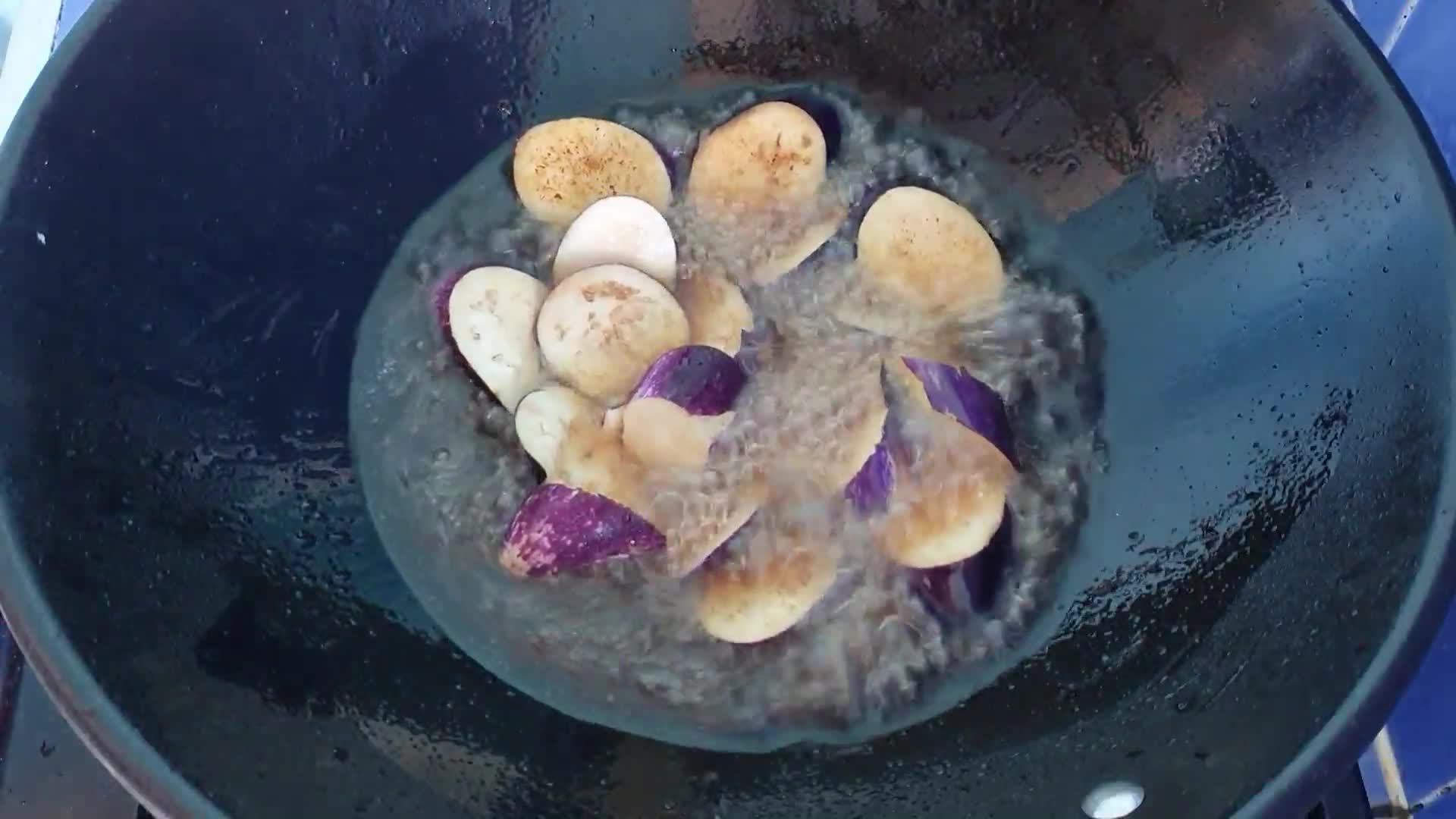 Foto langkah ke 1 dari resep Terong Ungu Tumis Rebon.