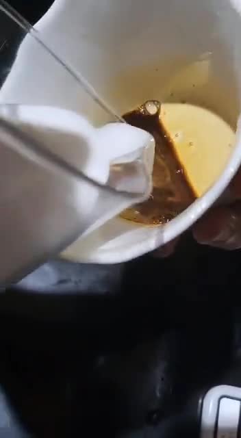Foto langkah ke 3 dari resep Latte art Love.