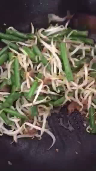 Foto langkah ke 4 dari resep Tumis taoge kacang panjang ikan asin.