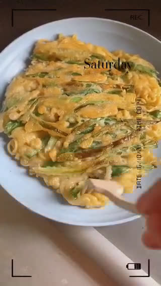 Foto langkah ke 4 dari resep Pajeon Indomie daun bawang ala Korea.