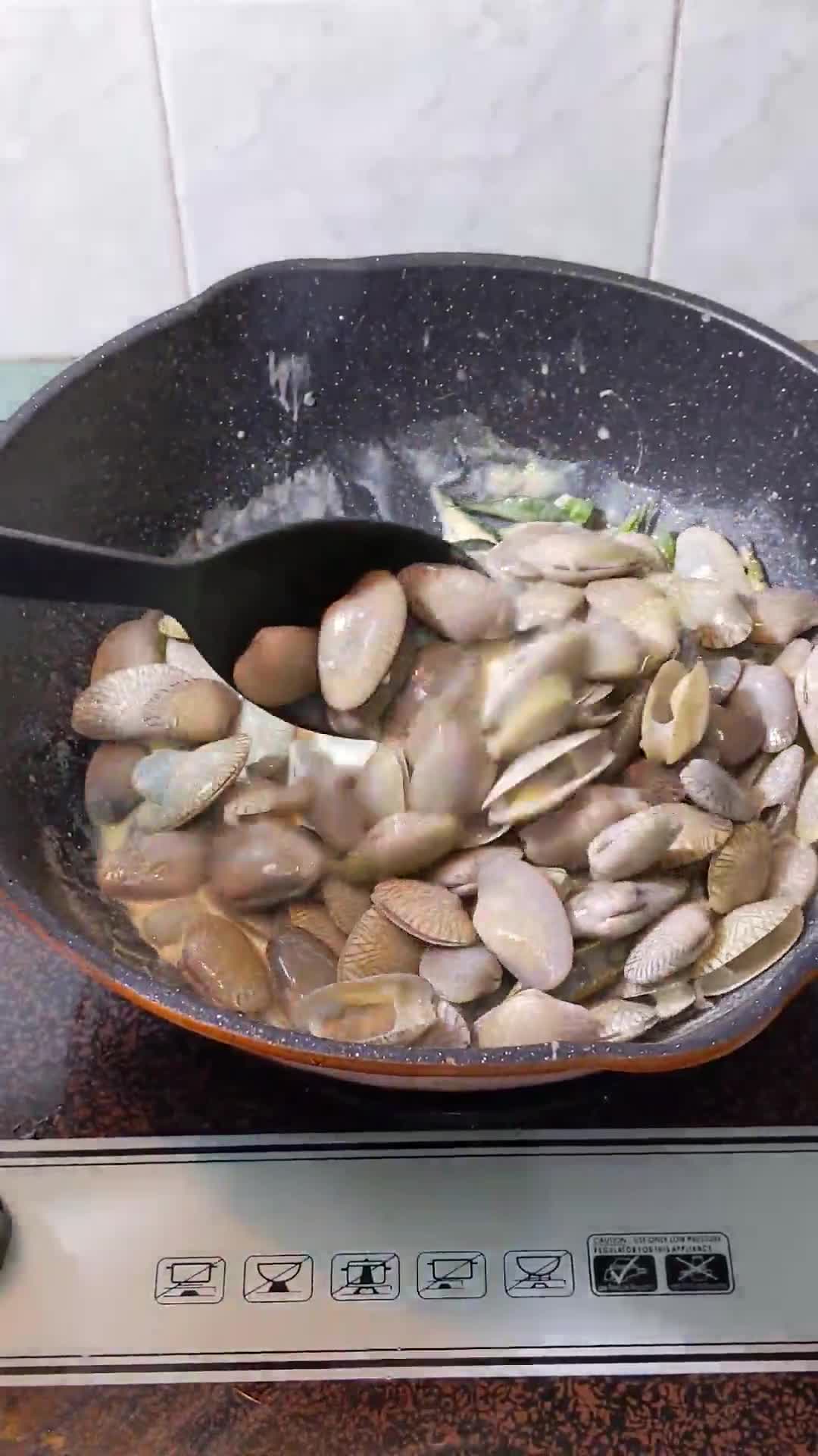 Gambar langkah 4 resipi Kepah Salted egg.