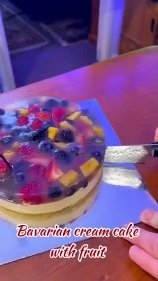 A picture of step 20 of Bavarian cream cake with fruits.