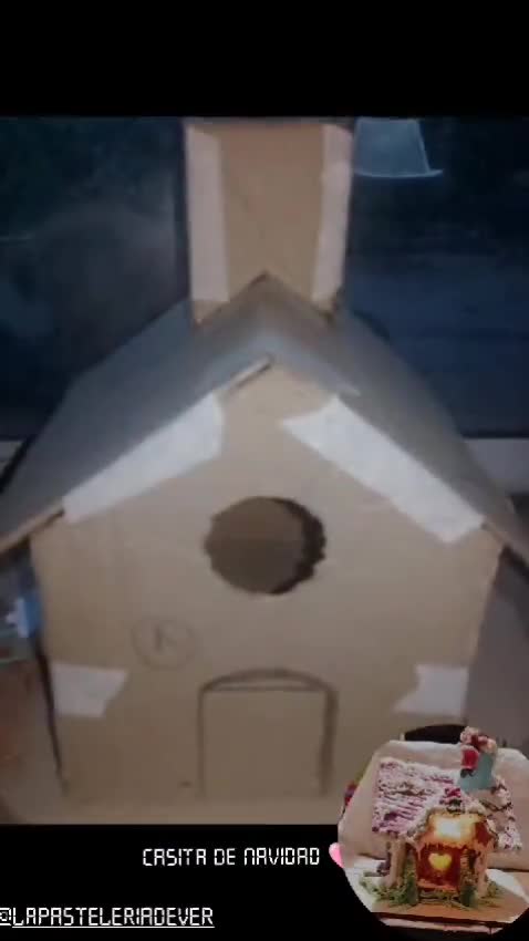 Foto del paso 10 de la receta: Mi casita de jengibre!! Con mucho chocolate,glasé y mucho color!!🧑‍🎄🧑‍🎄🎄🎄🎁🎇🎇