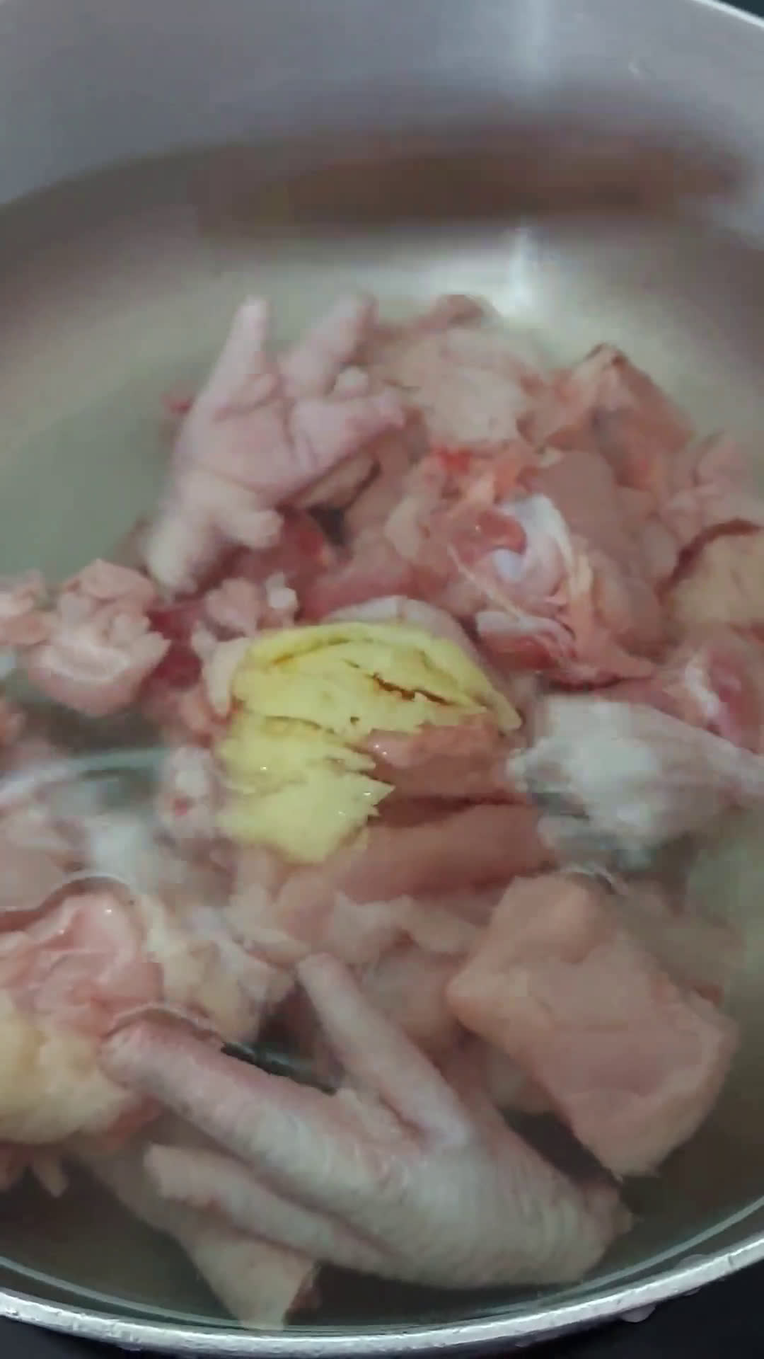 Gambar langkah 2 resipi Sup ayam simple.