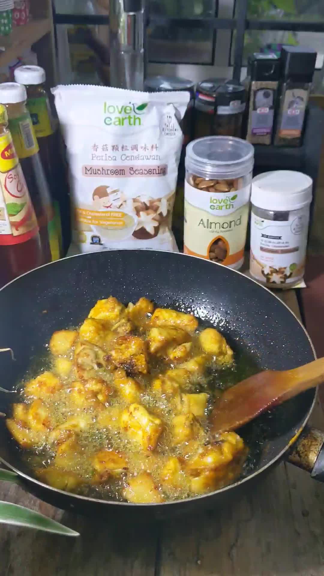 Gambar langkah 2 resipi Ayam goreng kunyit sempoi.