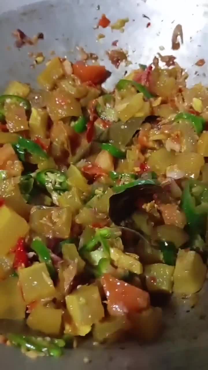 Foto langkah ke 3 dari resep Kikil Pedas sambal tomat cabai hijau campur mantul.