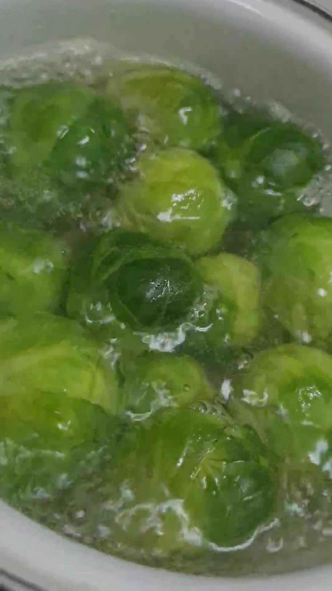 Foto del paso 1 de la receta: Repollitos de Bruselas en yogur, sobre base de avena y gratinados con queso