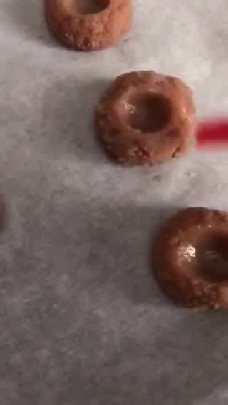 Foto del paso 4 de la receta: Panellets de almendra con Nesquik, rellenos de chocolate blanco y los clásicos de piñones
