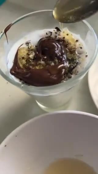 Foto del paso 5 de la receta: Postre rapidísimo de Kéfir con nueces, chocolate y miel de azahar
