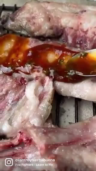 Foto del paso 3 de la receta: Costillar de ibérico a la brasa con barbacoa de naranja, tomillo y miel