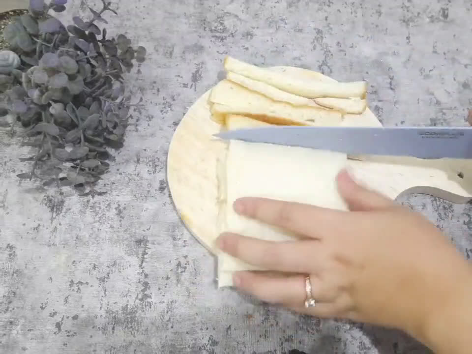 Foto langkah ke 1 dari resep Roti tawar Gulung Abon.