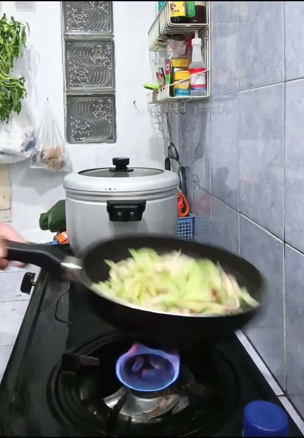 Foto langkah ke 3 dari resep Tumis Sawi Jamur.