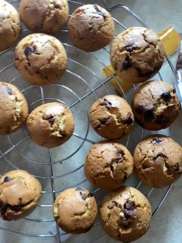 Foto del paso 7 de la receta: Galletitas con pepitas de chocolate (cookies)