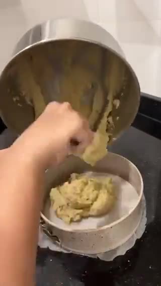 صورة لخطوة 4 من وصفة بسبوسة تشيز كيك بالتوت 🫐