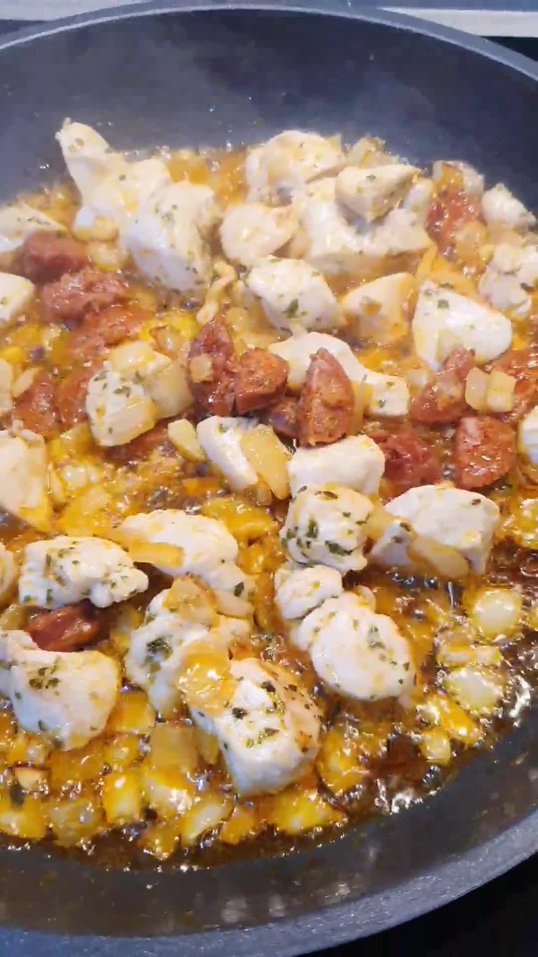 Foto del paso 2 de la receta: Patatas al horno con chorizo patatero y pollo