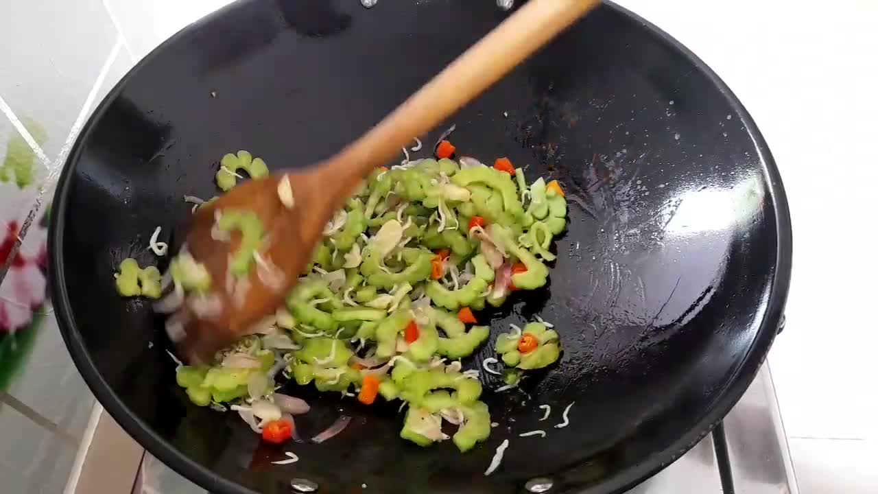 Foto langkah ke 7 dari resep Tumis Pare Petai dan Teri.