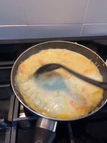 Foto del paso 5 de la receta: Espaguetis con calamares y langostinos