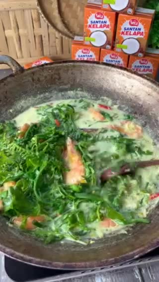 Gambar langkah 4 resipi Masak lemak cili api pucuk paku & udang.
