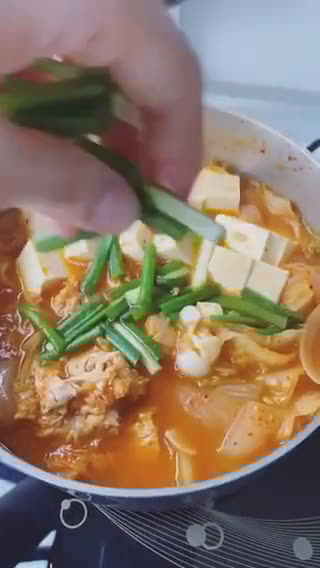 Hình bước làm 4 của món Canh kim chi cá ngừ ngâm dầu (Chamchi kimchi jjigae)