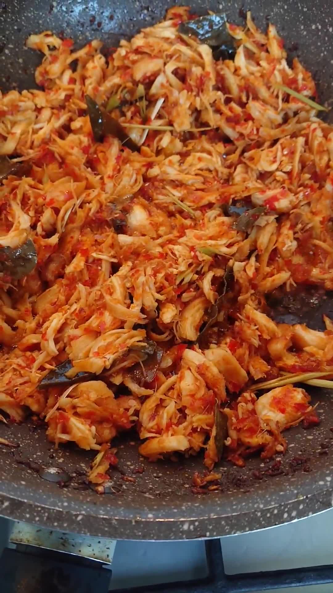 Foto langkah ke 9 dari resep 63. Sambal Ayam Suwir dengan Daun Jeruk.