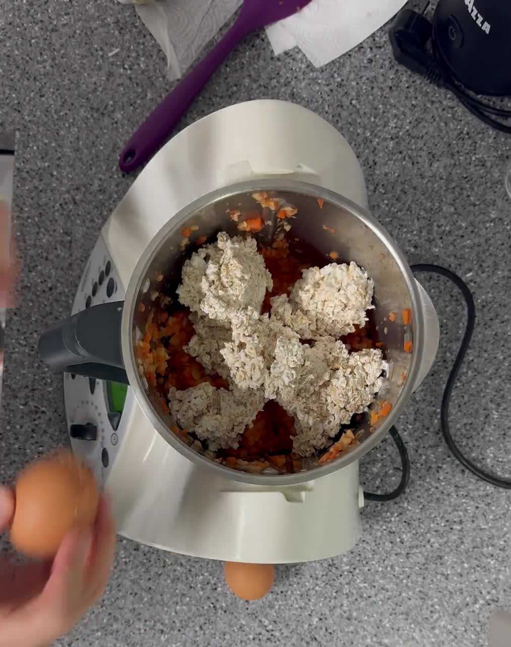 Foto del passaggio 2 della ricetta Torta d'Avena, con Noci Mele e Carote
