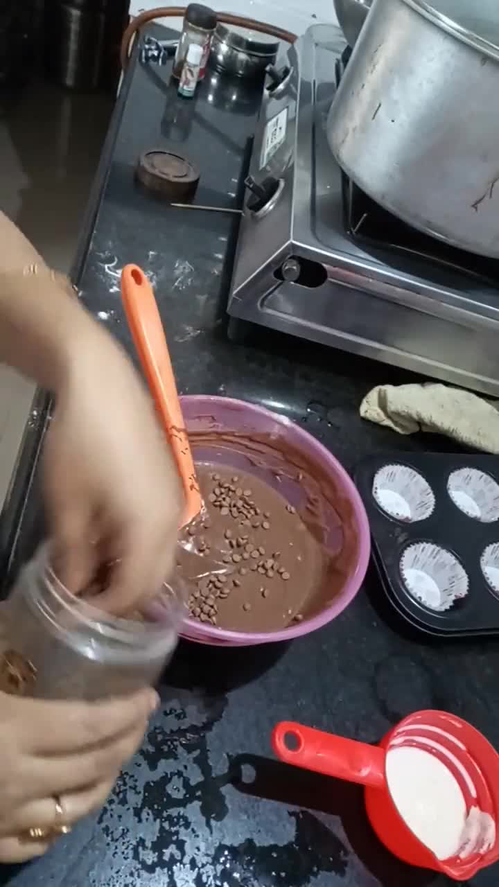 चॉकलेट चोकोचिप्स कप केक रेसिपी चरण 3 फोटो