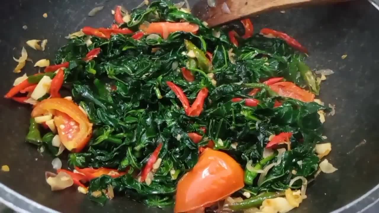 Foto langkah ke 3 dari resep Tumis daun pepaya Jepang.