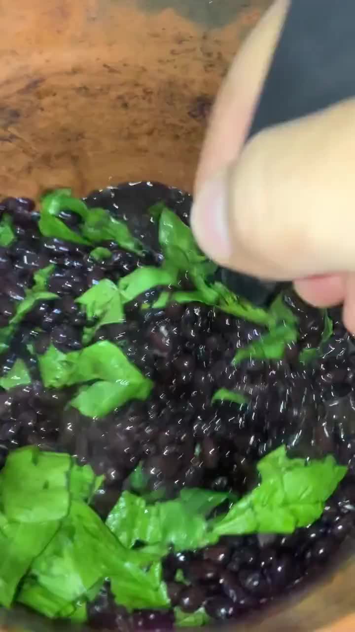 Foto del paso 3 de la receta: *Frijoles Negros con Epazote: Un Clásico Mexicano*