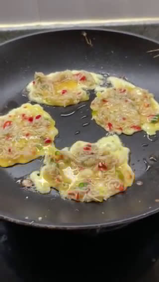 Gambar langkah 4 resipi Telur Dadar Ikan Bilis.