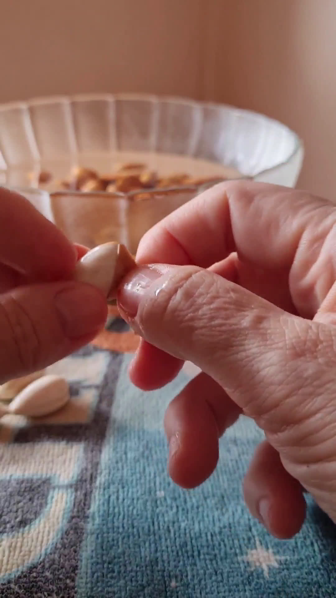 Foto del paso 3 de la receta: Agua de almendras, sin filtrado 💧🌱 "leche" o bebida vegetal