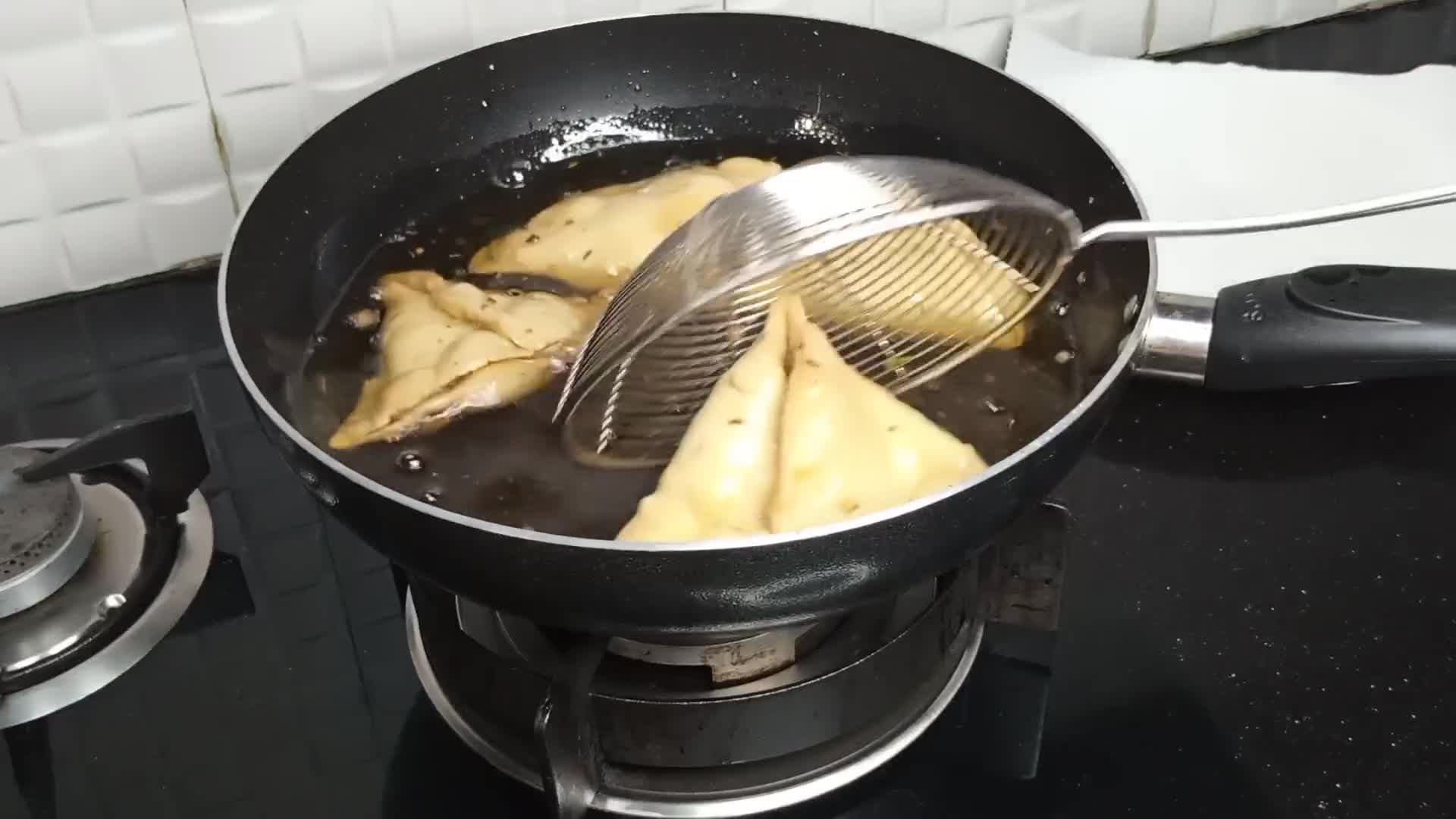 A picture of step 13 of Aloo Ke samosay.