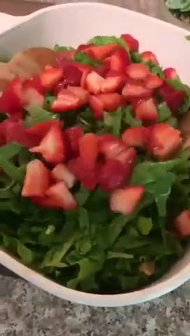 صورة لخطوة 3 من وصفة سلطة الفراولة بالسبانخ 🍓🌿