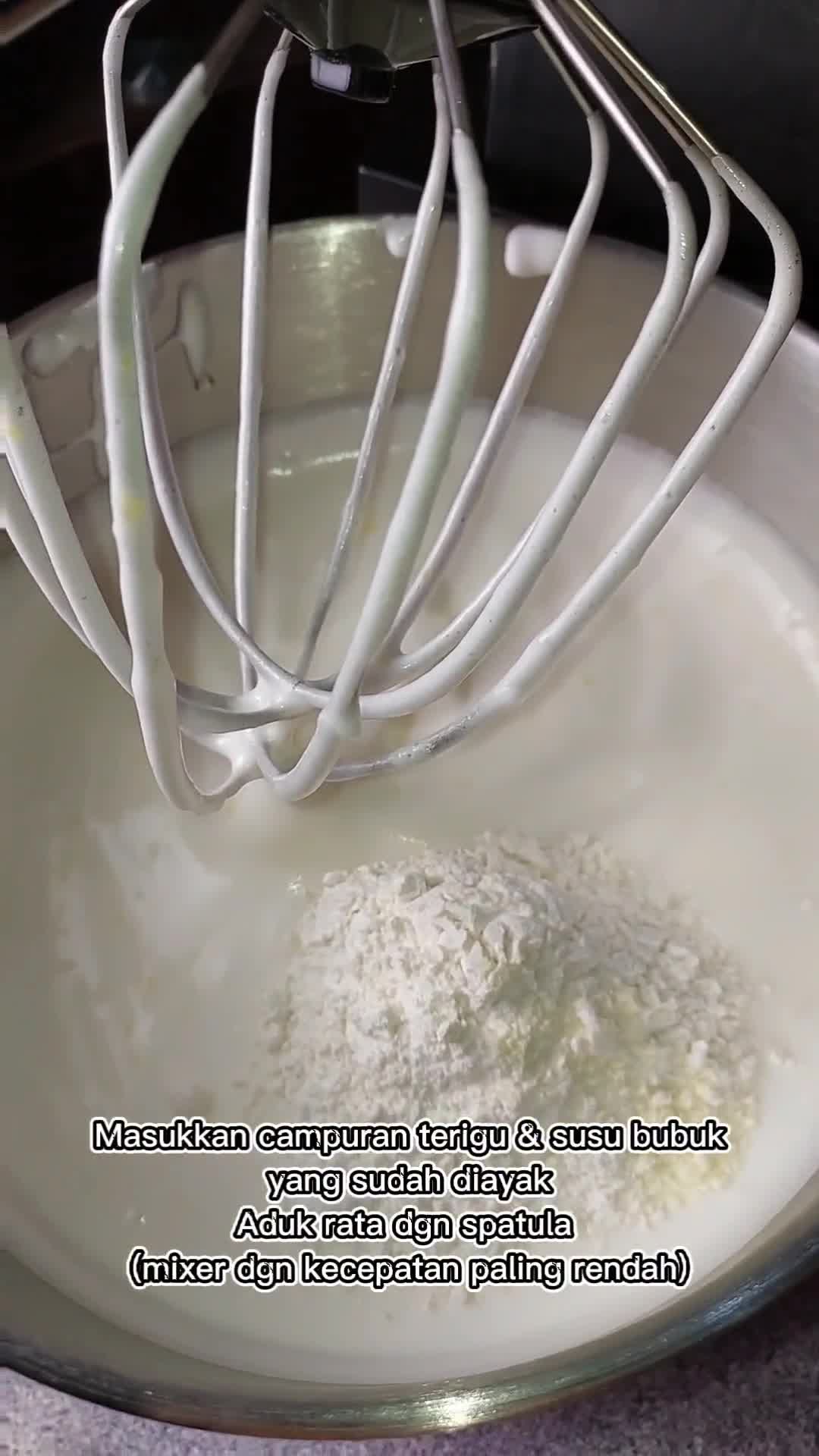Foto langkah ke 2 dari resep Bolu kukus Putih Telur.