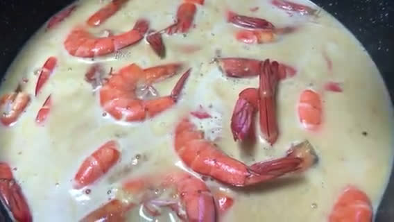Gambar langkah 2 resipi Udang Masak Lemak Cili Api.
