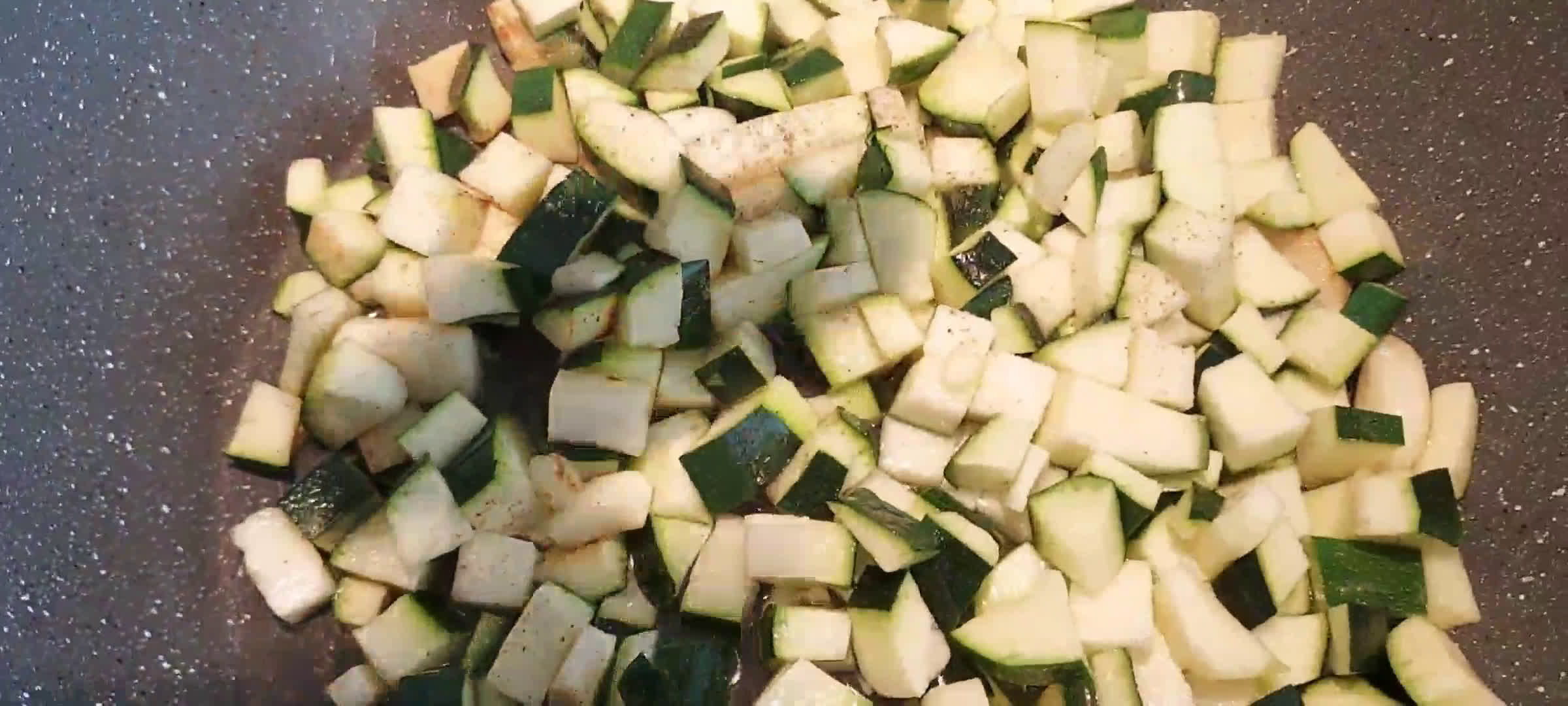 Une image de l'étape 2 de Pâtes au saumon et pesto de courgettes.